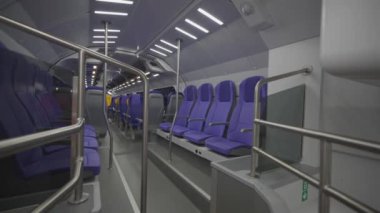 Roma, İtalya 'daki modern çift katlı bir Trenitalia Hitachi Caravaggio FNM treninin içi. Çağdaş iki katlı elektrikli demiryolu aracı Hitachi Demiryolu İtalya 'nın iç manzarası 