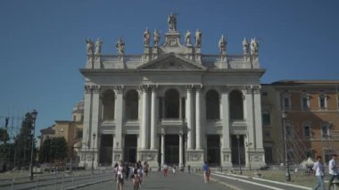 8 Ekim 2023. Roma, İtalya. St. John Lateran Bazilikası cephesi. Laterano dış görünümlü Basilica di San Giovanni. Arcibasilica Papale di San Giovanni Laterano 'da Piskopos' un dini koltuğunda. 