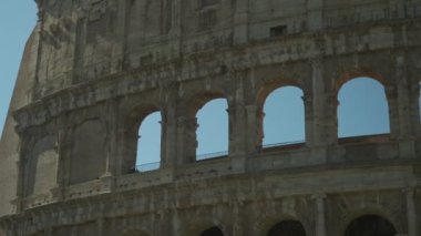 Roma, İtalya. İtalya, Roma 'da kolezyum ya da kolezyum. Ünlü antik Roma anıtı, dünyanın simgesi. Roma Kolezyumu 'nun dışında Roma şehrini ziyaret eden turistler var.. 