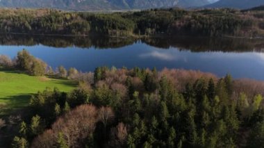 Hava manzarası, Staffelsee adaları, Garmisch Partenkirchen bölgesi, Bavyera, Almanya Murnau yakınlarında ilkbaharda güneşli hava şartlarında. Bayern 'deki büyük güzel bir gölün adaları üzerinde insansız hava aracı manzarası. 