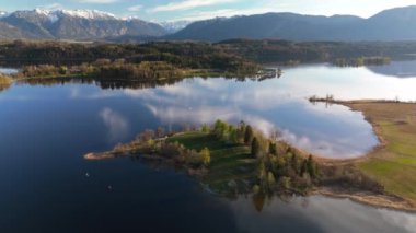 Hava manzarası, Staffelsee adaları, Garmisch Partenkirchen bölgesi, Bavyera, Almanya Murnau yakınlarında ilkbaharda güneşli hava şartlarında. Bayern 'deki büyük güzel bir gölün adaları üzerinde insansız hava aracı manzarası. 