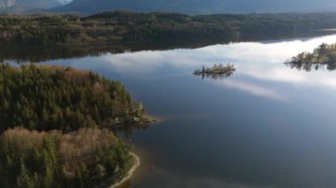 Hava manzarası, Staffelsee adaları, Garmisch Partenkirchen bölgesi, Bavyera, Almanya Murnau yakınlarında ilkbaharda güneşli hava şartlarında. Bayern 'deki büyük güzel bir gölün adaları üzerinde insansız hava aracı manzarası. 