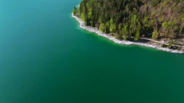 Alpler 'in havadan görünüşü ve Bavyera, Almanya' da turkuaz suyla Walchensee Gölü. Bayern, Deutschland 'da Luftaufnahme der bayerischen Alpen und Walchensee. Walchensee Gölü. 