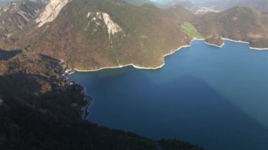 Alpler 'in havadan görünüşü ve Bavyera, Almanya' da turkuaz suyla Walchensee Gölü. Bayern, Deutschland 'da Luftaufnahme der bayerischen Alpen und Walchensee. Walchensee Gölü. 