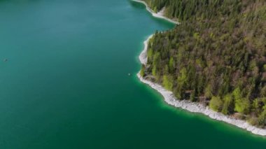 Alpler 'in havadan görünüşü ve Bavyera, Almanya' da turkuaz suyla Walchensee Gölü. Bayern, Deutschland 'da Luftaufnahme der bayerischen Alpen und Walchensee. Walchensee Gölü. 