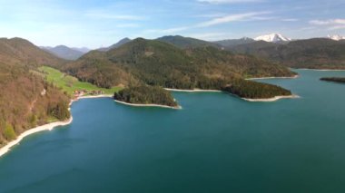 Alpler 'in havadan görünüşü ve Bavyera, Almanya' da turkuaz suyla Walchensee Gölü. Bayern, Deutschland 'da Luftaufnahme der bayerischen Alpen und Walchensee. Walchensee Gölü. 
