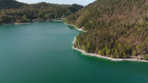 アルプスとドイツのバイエルン州のターコイズウォーターで素晴らしい明確な湖ウォルチェンゼーの空中ビュー ルーファフ ベイヤー アルペン アンド ウォルチェンゼー バイエルンのドイツ レイク ウォルチェンゼー — ストック動画