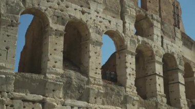 Roma, İtalya. İtalya, Roma 'da kolezyum ya da kolezyum. Ünlü antik Roma anıtı, dünyanın simgesi. Roma Kolezyumu 'nun dışında Roma şehrini ziyaret eden turistler var.. 