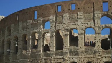 Roma, İtalya. İtalya, Roma 'da kolezyum ya da kolezyum. Ünlü antik Roma anıtı, dünyanın simgesi. Roma Kolezyumu 'nun dışında Roma şehrini ziyaret eden turistler var.. 