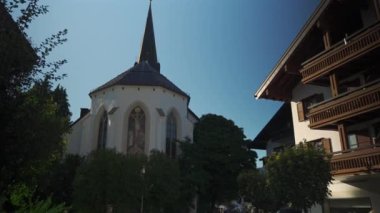 20 Eylül 2023. Oberstdorf, Allgaeuer Alpleri, Allgaeu, Bavyera, Almanya. İnsanlar Güney Deutschland 'daki Bavyera Alpleri' nde küçük bir kasabada dolaşıyorlar. Şehir merkezinde Oberstdorf 'tan ziyaretçiler ve turistler. 