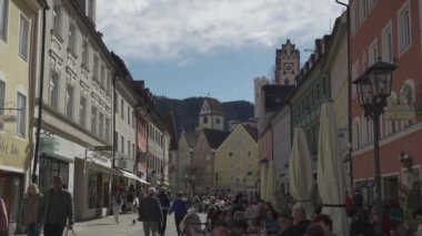 31 Mart 2024. Fussen, Almanya. Altstadt, Fuessen, Bayern, Deutschland. Güneşli havalarda eski bir kasaba, dinlenen insanlar, kafeler ve restoranlar. Fussen 'deki tarihi eski Bavyera binaları. 