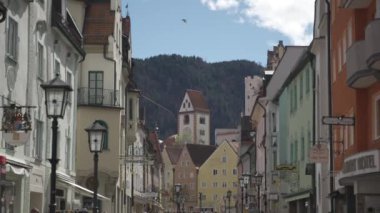 31 Mart 2024. Fussen, Almanya. Altstadt, Fuessen, Bayern, Deutschland. Güneşli havalarda eski bir kasaba, dinlenen insanlar, kafeler ve restoranlar. Fussen 'deki tarihi eski Bavyera binaları. 