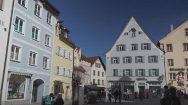 31 Mart 2024. Fussen, Almanya. Altstadt, Fuessen, Bayern, Deutschland. Güneşli havalarda eski bir kasaba, dinlenen insanlar, kafeler ve restoranlar. Fussen 'deki tarihi eski Bavyera binaları. 
