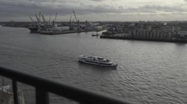 Elbphilharmonie gözlem güvertesinden Hamburg, Elbe Nehri 'ndeki liman manzarası. Kışın Hamburg limanı. Hamburg Endüstri Limanı. Küresel ticari nakliye tüzüğü lojistiği
