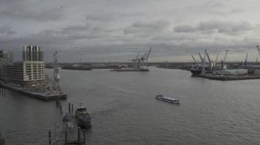 Elbphilharmonie gözlem güvertesinden Hamburg, Elbe Nehri 'ndeki liman manzarası. Kışın Hamburg limanı. Hamburg Endüstri Limanı. Küresel ticari nakliye tüzüğü lojistiği
