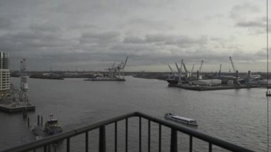 Elbphilharmonie gözlem güvertesinden Hamburg, Elbe Nehri 'ndeki liman manzarası. Kışın Hamburg limanı. Hamburg Endüstri Limanı. Küresel ticari nakliye tüzüğü lojistiği