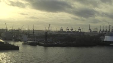Elbphilharmonie gözlem güvertesinden Hamburg, Elbe Nehri 'ndeki liman manzarası. Kışın Hamburg limanı. Hamburg Endüstri Limanı. Küresel ticari nakliye tüzüğü lojistiği