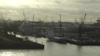 Elbphilharmonie gözlem güvertesinden Hamburg, Elbe Nehri 'ndeki liman manzarası. Kışın Hamburg limanı. Hamburg Endüstri Limanı. Küresel ticari nakliye tüzüğü lojistiği