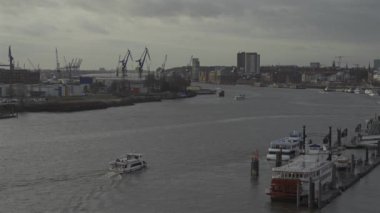 Elbphilharmonie gözlem güvertesinden Hamburg, Elbe Nehri 'ndeki liman manzarası. Kışın Hamburg limanı. Hamburg Endüstri Limanı. Küresel ticari nakliye tüzüğü lojistiği