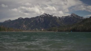 Weissensee Gölü yakınlarındaki Fuessen, Ostallgaeu, Allgaeu, Swabia, Bavyera, Almanya. Weissensee Doğa Parkı. Almanya 'nın güneyinde, Fussen şehrinde temiz mavi sulara sahip büyük, güzel bir göl.. 