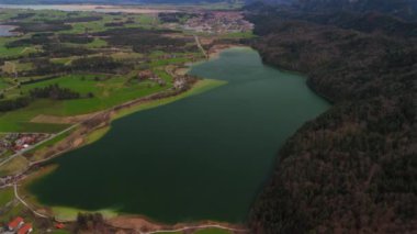 Weissensee Gölü yakınlarındaki Fuessen, Ostallgaeu, Allgaeu, Swabia, Bavyera, Almanya. Weissensee Doğa Parkı. Almanya 'nın güneyinde, Fussen şehrinde temiz mavi sulara sahip büyük, güzel bir göl.. 