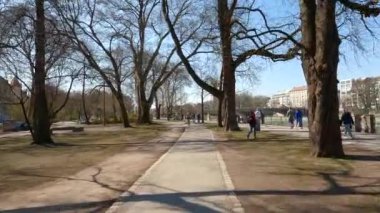 22 Mart 2022. Münih, Almanya. Bisikletçiler ilkbaharda Münih 'te güneşli ve ılık bir havada Isar Nehri boyunca bisiklet yolu üzerinde gezerler. Avrupa 'da nehir boyunca şehir turuna çıkan bisikletçiler. Aktif boş zaman. 