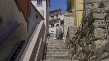 15 Ağustos 2023. Porto, Portekiz. Monte dos Judeus merdivenleri Porto, Portekiz 'deki tepenin zirvesine çıkar. Escadas Monte dos Judeus yaya geçitlerini mekanize etti. 