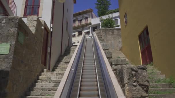 移动的楼梯蒙特多斯朱代斯上升到山顶在葡萄牙的波尔图 Escadas Monte Dos Judeus机械化人行道连接Palacio Cristal山 穿过Miragaia和Virtudes山 — 图库视频影像