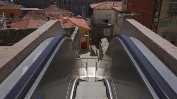 移动的楼梯蒙特多斯朱代斯上升到山顶在葡萄牙的波尔图 Escadas Monte Dos Judeus机械化人行道连接Palacio Cristal山 穿过Miragaia和Virtudes山 — 图库视频影像