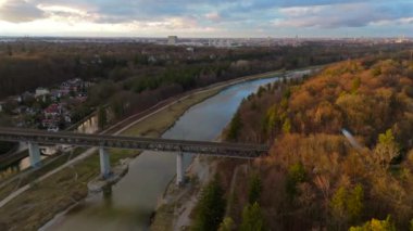 Grosshesseloher Brucke Münih 'teki Isar Nehri üzerinde, Almanya hava manzaralı. Isar Nehri üzerindeki Münih 'te iki katlı demiryolu ve yaya köprüsü. Eisenbahnbrucke. Bisiklet yolu rayların altından geçiyor.. 