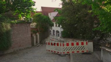 Freising, Bavyera, Almanya 'da kırmızı ve beyaz işaretli bir inşaat alanının bariyeri. Işık sinyalinin yenilenmesi sırasında eskrim standart koruyucu plastik kalkanlarla çevrilidir. 