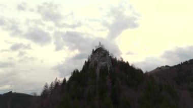 Riedersteinkapelle uber Tegernsee. Riederstein şapeli Almanya 'da Bavyera' da Tegernsee Gölü 'nün tepesindeki küçük neo-gotik kilise. Alplerdeki uçurumun kenarındaki küçük beyaz kilise. Hava görüntüsü Riederstein Kapelle. 