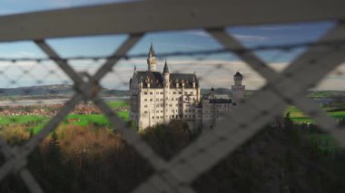Meşhur Neuschwanstein Schloss, Fussen, Bavyera, Almanya, Marienbrucke Marys Köprüsü 'nden görülen yaya köprüsü. Marienbrucke köprüsü Neuschwanstein kalesinde bir gözlem güvertesi. 