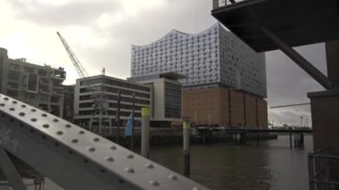 Hamburg, Almanya. Hamburg, Deutschland 'daki Elbphilharmonie konser salonu ve oteli. Elphi Konzerthaus im Stadtteil HafenCity liegt am rechten Ufer der Norderelbe. Elbe Filarmoni. 