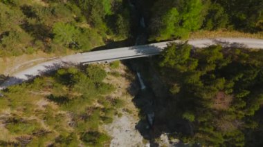 Luftaufnahme Schurpfen Wasserfall. Eğri şelale Schurpfen 'in hava manzarası ve Lenggries' deki Sylvensteinspeicher yakınlarında orman dağı ve kanyonla dolu bir köprü. İnsansız hava aracı görüntüsü düşüyor ve köprü. 