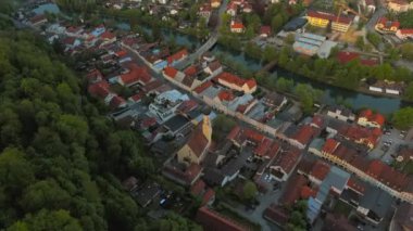 Luftbild der bayerischen Stadt Wolfratshausen und Loisach-Isar-Kanal in Deutschland bei Sonnenuntergang im Sommer. Yukarı Bavyera 'daki Wolfratshausen kasabası ve Almanya' daki nehir manzarası. 