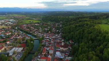 Luftbild der bayerischen Stadt Wolfratshausen und Loisach-Isar-Kanal in Deutschland bei Sonnenuntergang im Sommer. Yukarı Bavyera 'daki Wolfratshausen kasabası ve Almanya' daki nehir manzarası. 