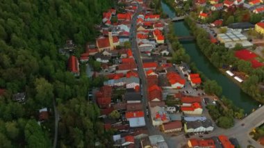 Luftbild der bayerischen Stadt Wolfratshausen und Loisach-Isar-Kanal in Deutschland bei Sonnenuntergang im Sommer. Yukarı Bavyera 'daki Wolfratshausen kasabası ve Almanya' daki nehir manzarası. 