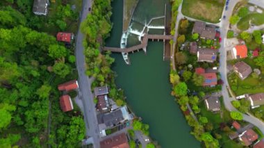 Weidach Weidachmuhle 'deki Luftaufnahme Kastenmuhlwehr Wolfratshausen im Sommer. Isar Nehri Kanalı ve Barajı 'nın havadan görünüşü. Almanya, Bavyera 'da Wolfratshausen' de yaya köprüsü olan nehir barajını geçiyor.. 
