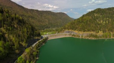 Staudamm am Sylvensteinhersee und der Sylvensteinsee, Bayern, Deutschland Lenggries 'de. Bavyera, Almanya 'da güneşli bir bahar gününde büyük bir baraj ve gözlem güvertesi Sylvensteinsee' de. 