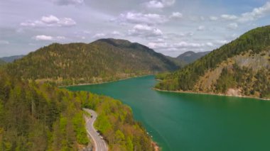 Staudamm am Sylvensteinhersee und der Sylvensteinsee, Bayern, Deutschland Lenggries 'de. Bavyera, Almanya 'da güneşli bir bahar gününde büyük bir baraj ve gözlem güvertesi Sylvensteinsee' de. 