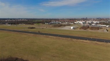 Münih, Almanya Landschaftspark Hachinger Tal. Fliegerhorst Neubiberg ist ein ehemaliger Fliegerhorst in Suden von Munchen. Flugplatz Munchen Sud Luftaufnahme. Park Münih 'te kapalı bir havaalanı. Pist. 