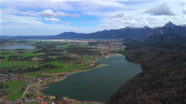 Weissensee, Hopfensee, Forggensee, Bavyera bölgesinde bulunan üç büyük göl manzaralı, Almanya 'da Fuessen kasabası yakınlarında. Luftaufnahme Weissensee, Hopfensee, Bayern 'de Forggensee, Fussen' de Deutschland. 