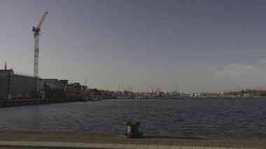  Rostock, Almanya. Alman şehri Rostock, Deutschland 'da nehir kıyısına bakan bir liman. Mecklenburg-Vorpommern 'de Savaşsız Sifonlar. 