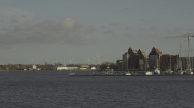 Rostock, Almanya. Alman şehri Rostock, Deutschland 'da nehir kıyısına bakan bir liman. Mecklenburg-Vorpommern 'de Savaşsız Sifonlar. 