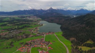 Weissensee Gölü yakınlarındaki Fuessen, Ostallgaeu, Allgaeu, Swabia, Bavyera, Almanya. Weissensee Doğa Parkı. Almanya 'nın güneyinde, Fussen şehrinde temiz mavi sulara sahip büyük, güzel bir göl.. 