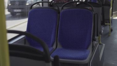 Münih, Almanya. Şehir otobüsü hatta, güneşli bir havada içeriden vurulmuş, neredeyse boş. Münih 'te toplu taşıma. Araba kazası. Bayern Deutschland bölgesindeki belediye araçları. 