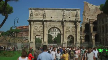 17 Ekim 2023. Roma, İtalya. Arco di Costantino Roma. Sıcak, güneşli bir havada Konstantin Kemeri turistlerle dolup taşıyor. Arco di Costantino verso il Colosseo. Romanların ünlü turistik beldesi