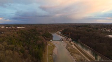 Grosshesseloher Brucke Münih 'teki Isar Nehri üzerinde, Almanya hava manzaralı. Isar Nehri üzerindeki Münih 'te iki katlı demiryolu ve yaya köprüsü. Eisenbahnbrucke. Bisiklet yolu rayların altından geçiyor.. 