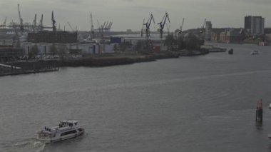 Elbphilharmonie gözlem güvertesinden Hamburg, Elbe Nehri 'ndeki liman manzarası. Kışın Hamburg limanı. Hamburg Endüstri Limanı. Küresel ticari nakliye tüzüğü lojistiği